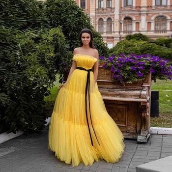 Elegantné Žltá Tylu Večerné Šaty Bez Ramienok Bez Rukávov A-Line Party Šaty Čierny Pás Dĺžka Podlahy Formálne Prom Šaty Vestidos